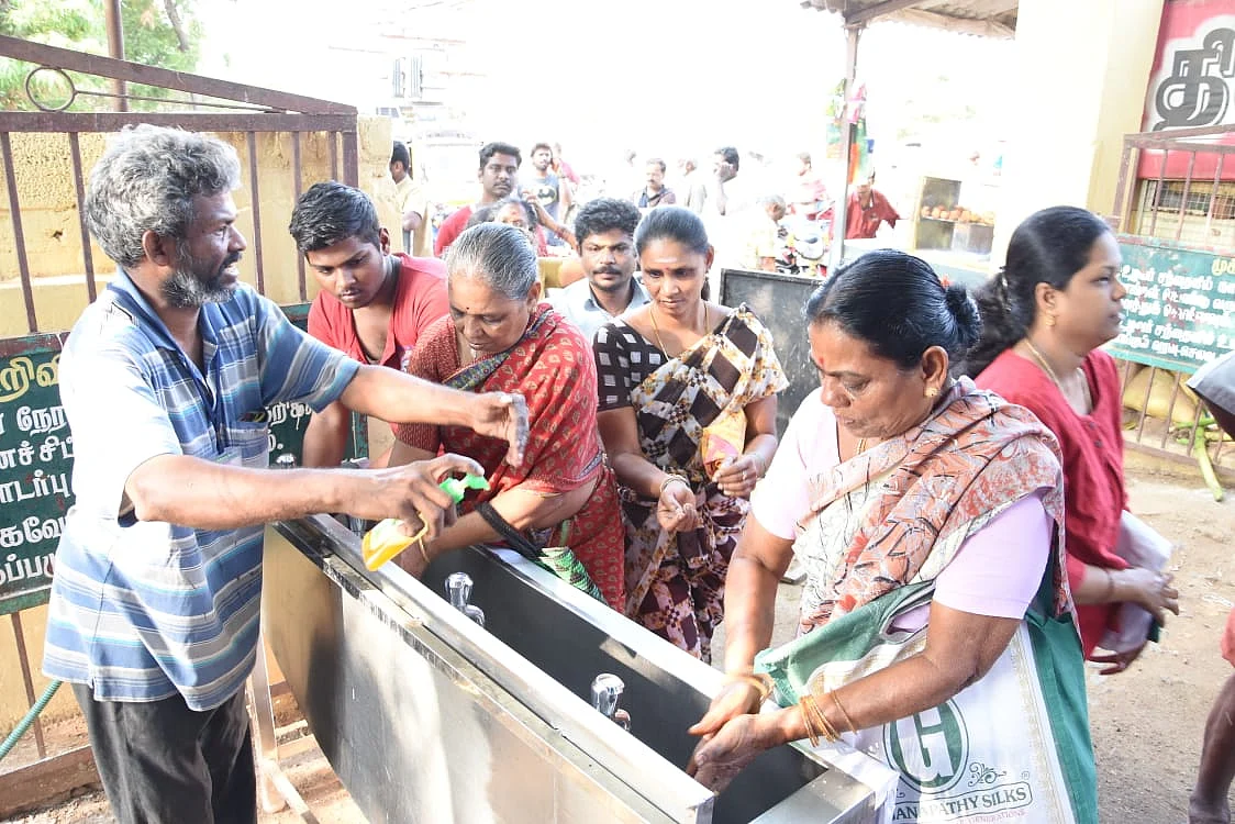 நகராட்சி நிர்வாகம் சார்பில் கைகளைக் கழுவ ஏற்பாடு செய்யப்பட்டிருந்தது.
