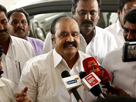 `சசிகலாவை பிளாக் மெயில் செய்கிறார் தினகரன்!' - `பெங்களூரு' புகழேந்தி