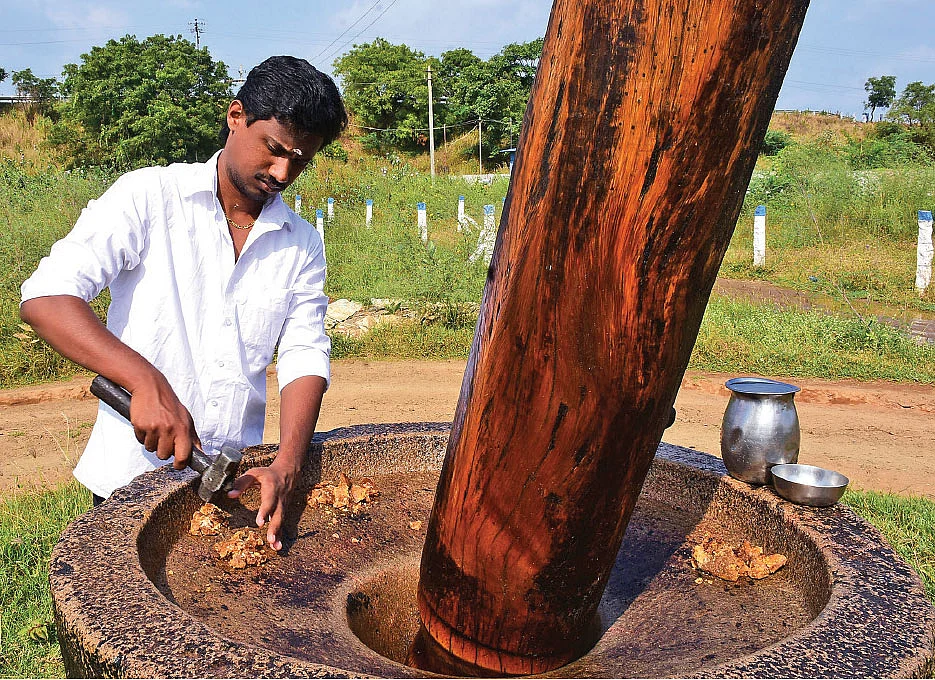 கருப்பட்டி சேர்க்கும் பணியில்