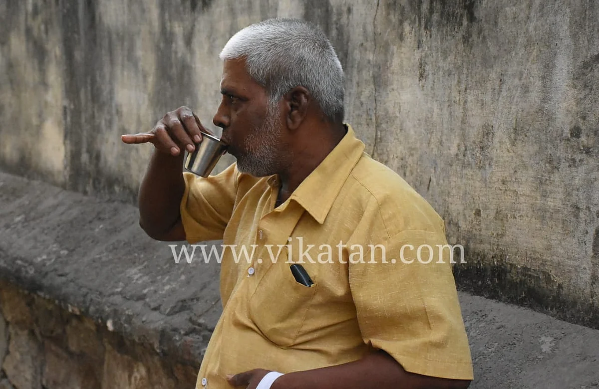 நிலவேம்பு குடிநீர் பருகும் முதியவர் (மாதிரி படம்)
