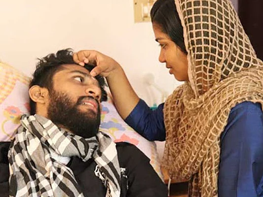 `அவளின் அந்தக் குணம்தான் காதலை உணரவைத்தது!' -வித்தியாசக் காதலை விவரிக்கும் கேரள வைரல் ஜோடி