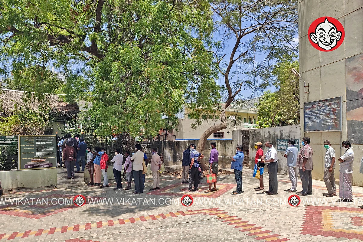 கப சுர குடிநீர் கசாயத்தை வாங்க கூடிய மக்கள்.