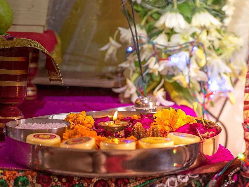 இந்த ஐந்தும் இருந்தால் உங்கள் வீட்டு பூஜை அறையே கோயில்தான்!