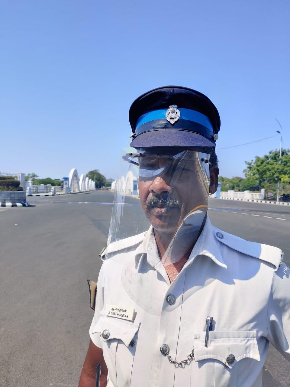 3டி மாஸ்க் அணிந்திருக்கும் போக்குவரத்துக்குக் காவலர்