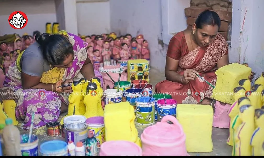 பொம்மைகளுக்கு வண்ணம் தீட்டும் பெண்கள்