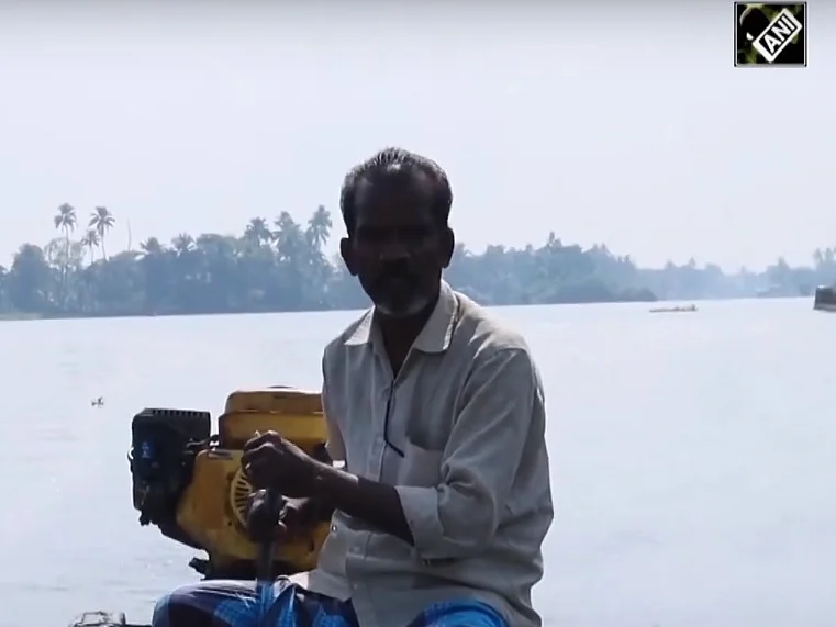 `ஊரடங்கால் தனித்துவிடப்பட்ட குட்டநாடு..!’ – படகுக்காரரின் சேவையால் நெகிழும் 60 குடும்பங்கள்