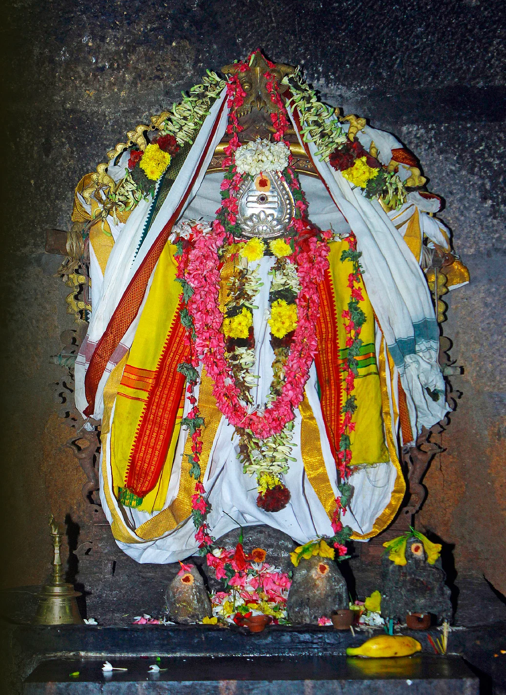 லிங்க வடிவில் முருகன்