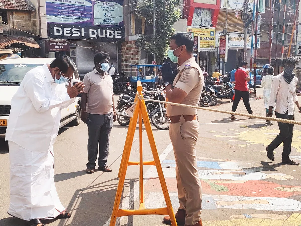 இன்ஸ்பெக்டரை கையெடுத்து கும்பிடும் எம்.எல்.ஏ