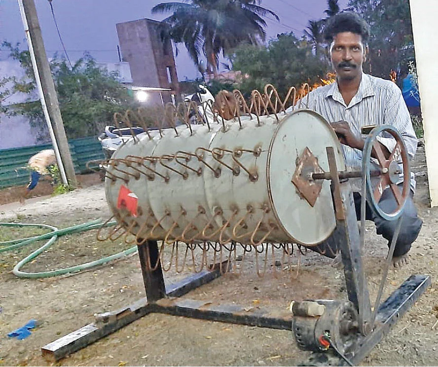 கருவியுடன் ஜெயக்குமார்