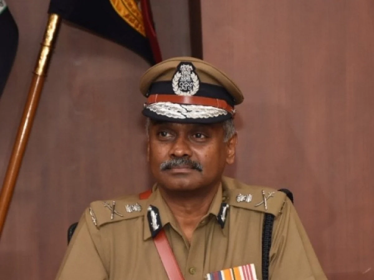 ஒரே இரவில் மாற்றப்பட்ட 39 ஐபிஎஸ் அதிகாரிகள்! - பின்னணி என்ன?