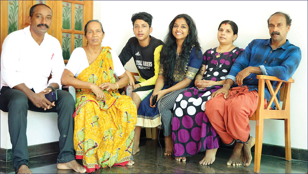பீனா குடும்பத்தினர்...