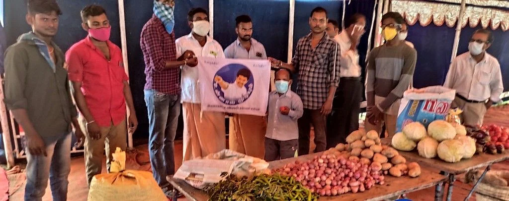 சர்க்கஸ் குழுவினரோடு விஜய் ரசிகர்கள்