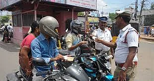 போக்குவரத்து போலீஸார் சோதனை