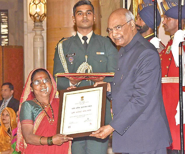 குடியரசுத் தலைவரிடம் பத்மஸ்ரீ விருது பெறும் ரஹிபாய்