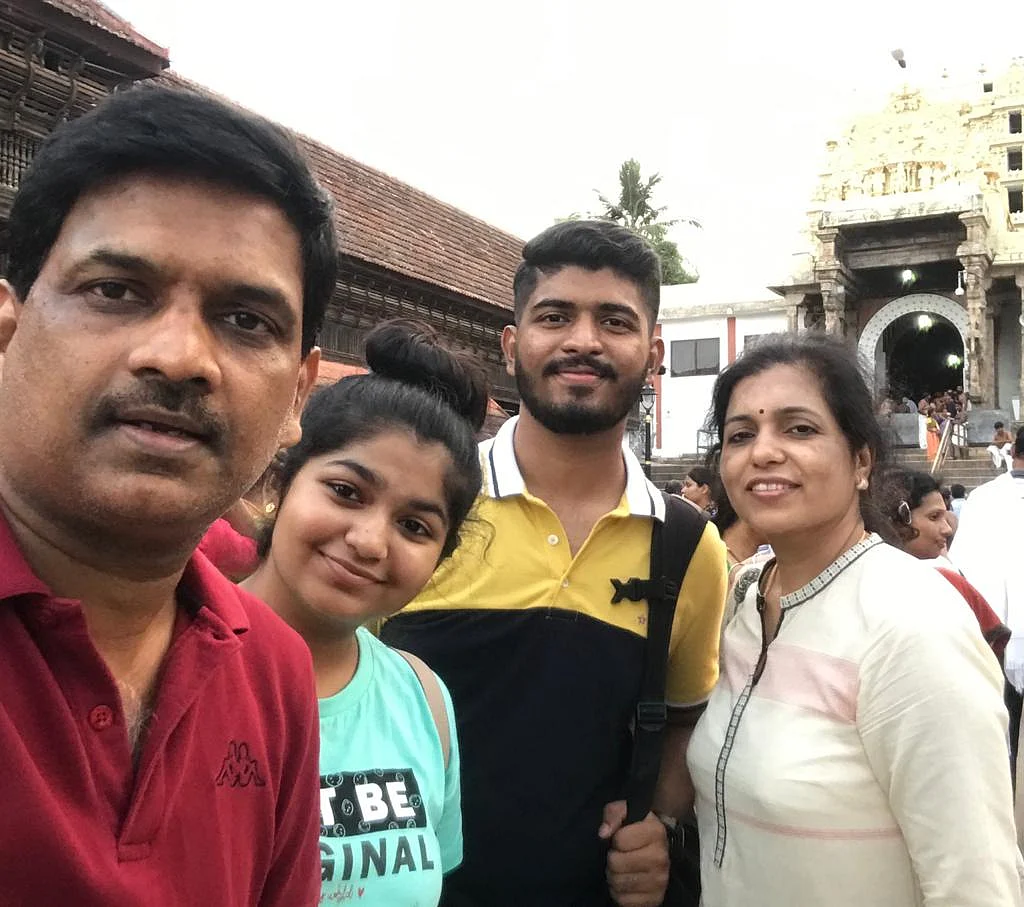 குடும்பத்துடன் மருத்துவர் செந்தில்குமார் ராஜகோபால்