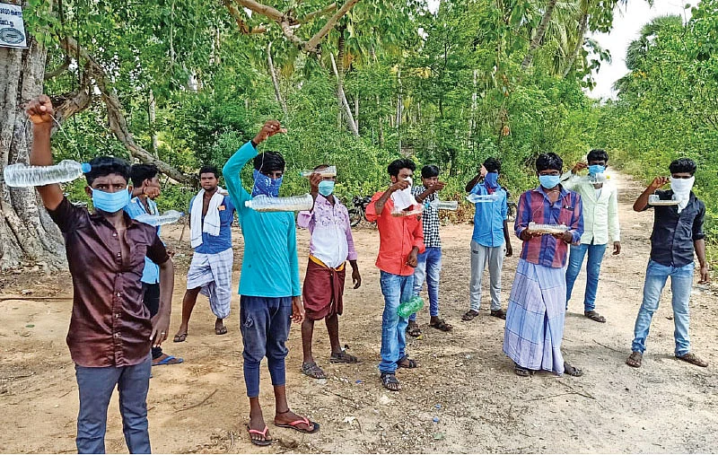பாட்டில்களுடன் இளைஞர்கள்
