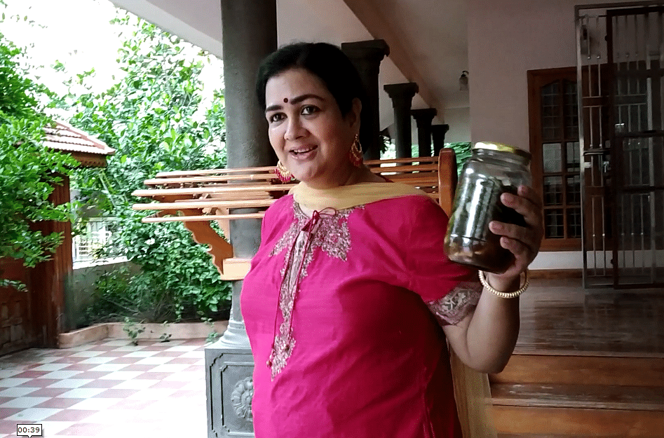 ஊசி மிளகாய் ஊறுகாய் உடன் ஊர்வசி