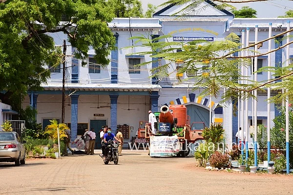 கிருமி நாசினி தெளிக்கும் பணி
