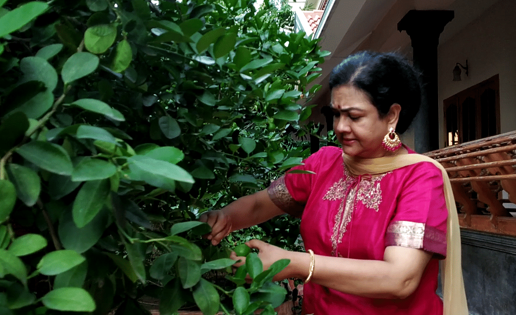 வீட்டுத் தோட்டத்தில் நடிகை ஊர்வசி