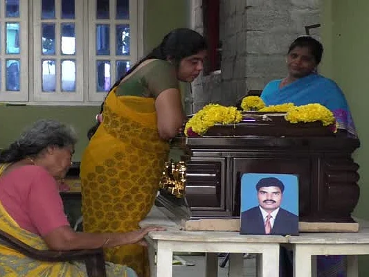 சிங்கப்பூரில் இறந்த இன்ஜினீயர்!-பெரம்பலூர் எம்.பி உதவியால் 13 நாள்களுக்குப் பின் சொந்த ஊர் வந்த உடல்