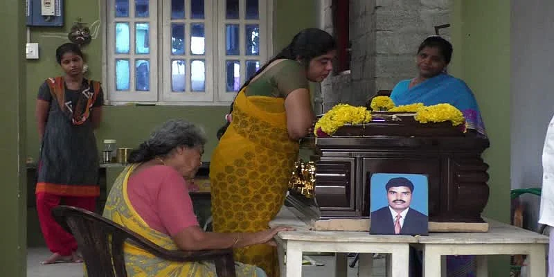 உடலை கொண்டுவர பரிதவித்த குடும்பம்