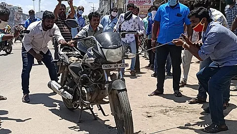 பைக்கில் ஏறிய பாம்பை விரட்டும் முயற்சி