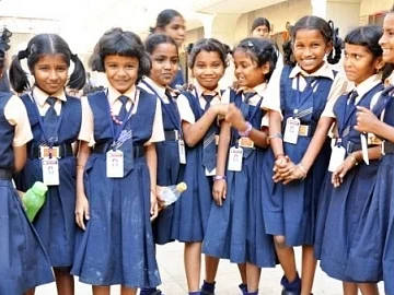 `லாக்டௌன் தளர்வு... பள்ளிக்கூடங்கள் திறப்பு...' - பிள்ளைகளை அனுப்பத் தயாரா? #VikatanSurvey