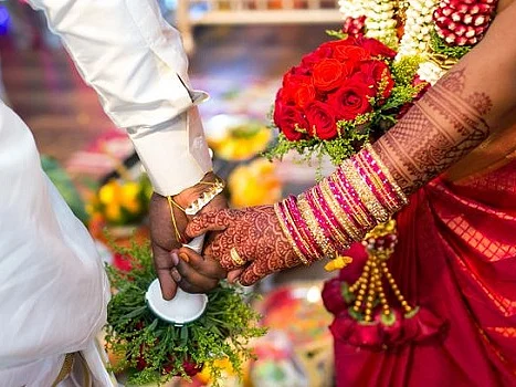 ``நீங்கள் உள்ளே வரக் கூடாது!"- பட்டியலின புதுமணத் தம்பதியை கோயிலுக்குள் அனுமதிக்க மறுத்த பூசாரி கைது