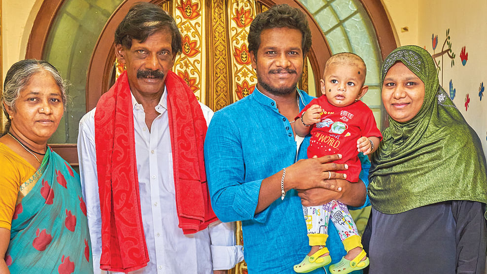 குடும்பத்தினருடன் கெளரி...