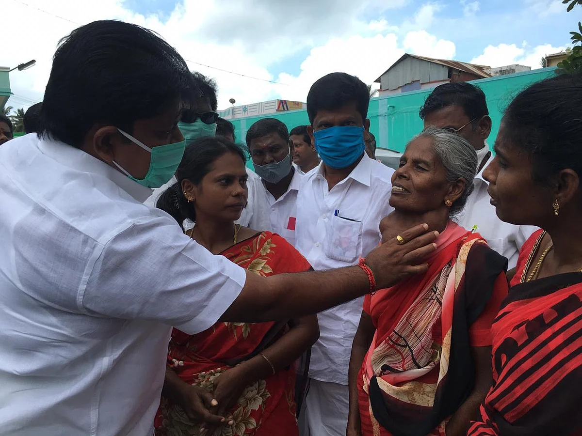 மதுக்கடையை திறந்தால் தீக்குளிப்போம்! -முன்னாள் அமைச்சரை பதறவைத்த பெண்கள்