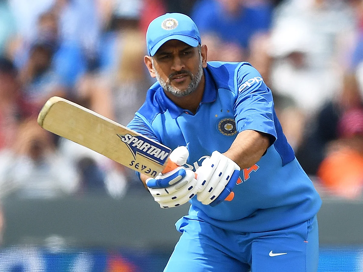 `என் மகனுக்கு இன்னும் அவ்வளவு வயசாகல!’ - வைரல் வீடியோவும் தோனி அம்மாவின் பதிலும்