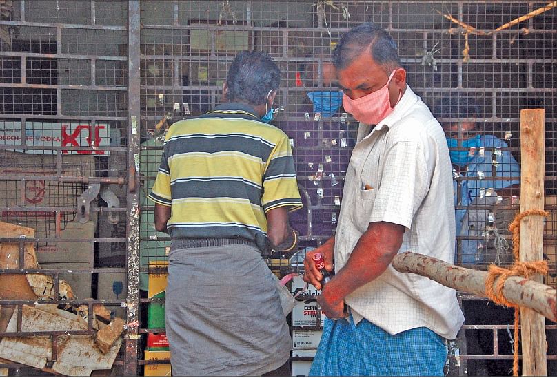மதுக்கடைகளைத் திறக்கப் போராடும் அரசு... குறு, சிறு தொழில் நிறுவனங்களை கவனிக்குமா?