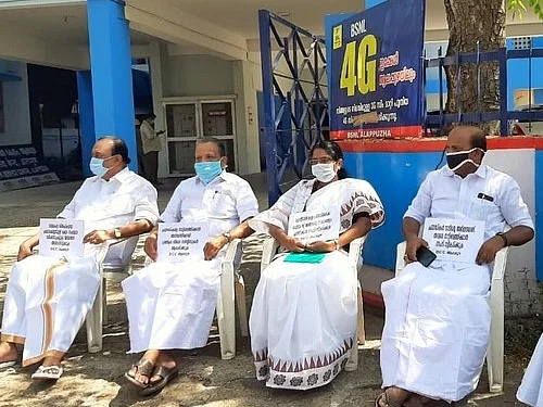 தொழிலாளர்கள் ரயில் கட்டணம் - காங்கிரஸ் கொடுத்த ரூ.40 லட்சத்தை வாங்க மறுத்த ஆட்சியர்கள்!