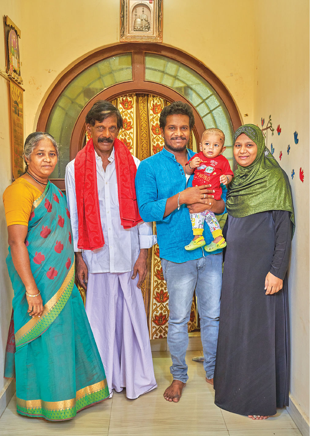 குடும்பத்தினருடன் கெளரி...