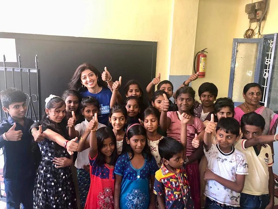 ``தினமும் ஒரு லட்சம் பேருக்கு சாப்பாடு கொடுக்குறோம்... உதவிதான் நம்மை உயர்த்தும்!'' - நடிகை பிரணிதா