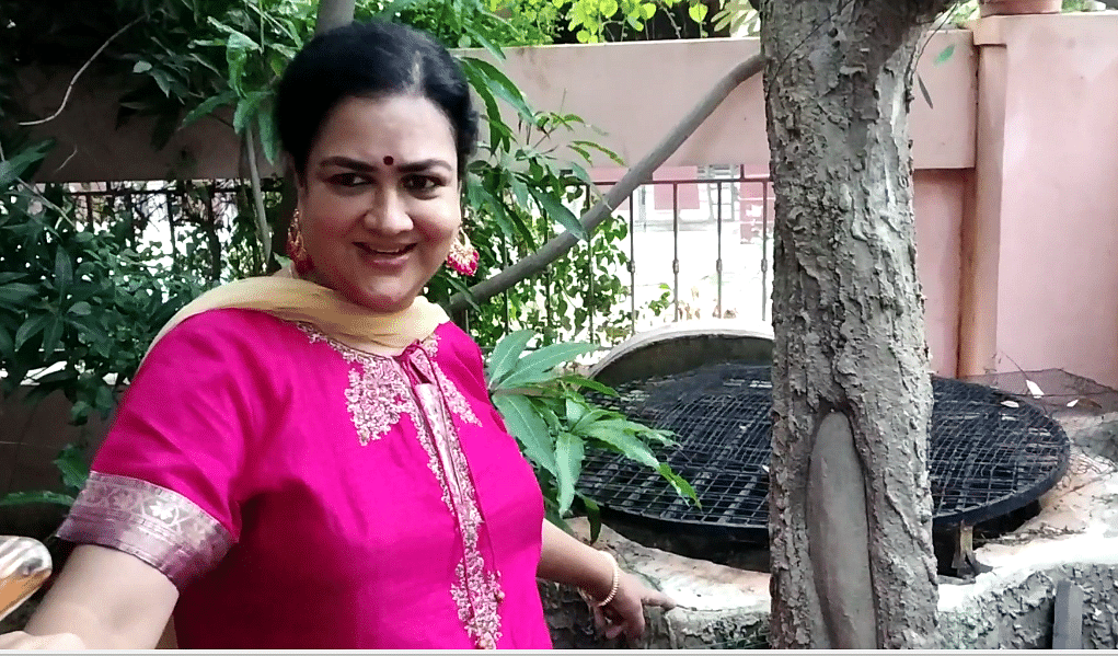 வீட்டுத் தோட்டத்தில் நடிகை ஊர்வசி