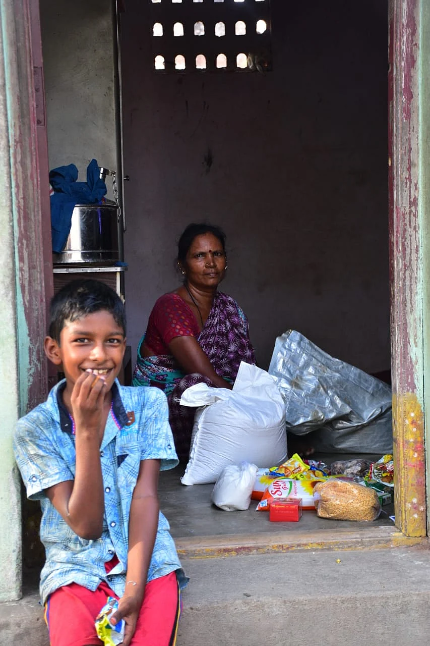 தொழிலாளர்களுக்கு உதவிய விகடன்