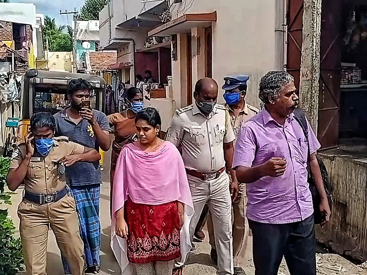 அதிகாலையில் வீட்டைச் சுற்றிய போலீஸ்... ஹை அலர்ட்! -`மதுரை நந்தினி' திடீர் கைது