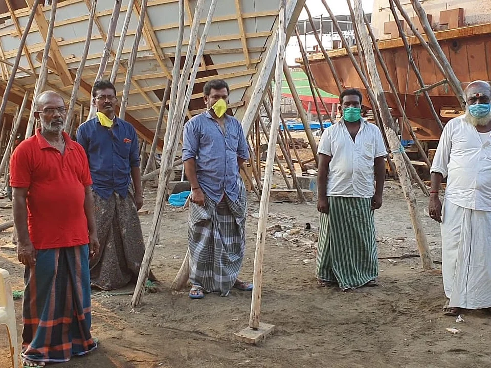 `10 பேர் வேலையை எப்படி 4 பேர் பார்க்க முடியும்!’- தூத்துக்குடி படகுகட்டும் தொழிலாளர்கள் வேதனை