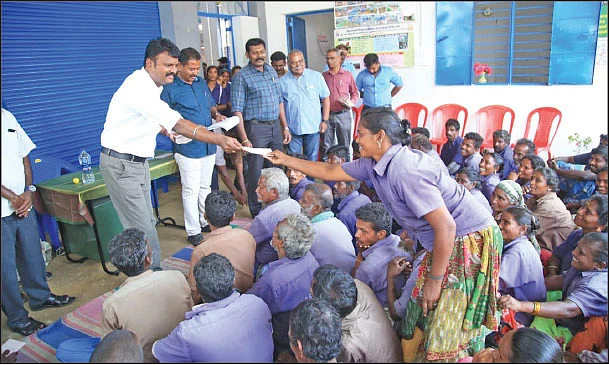 தொகையைப் பங்கிட்டுக் கொடுக்கும் ஆணையர் சரவணகுமார்