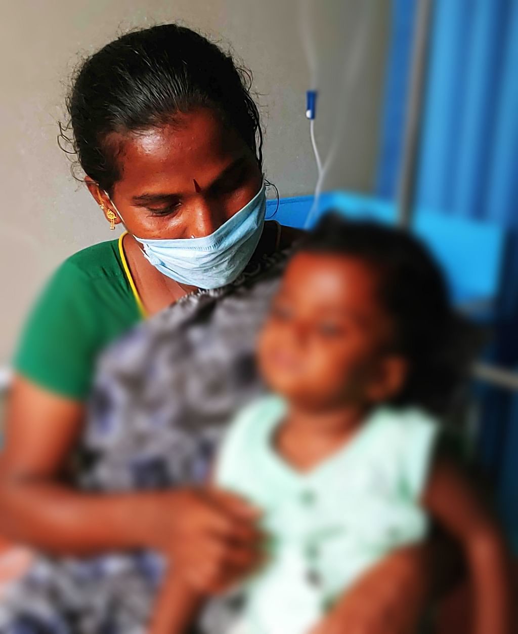 தாய் கலாவுடன் ஹரிஷ்