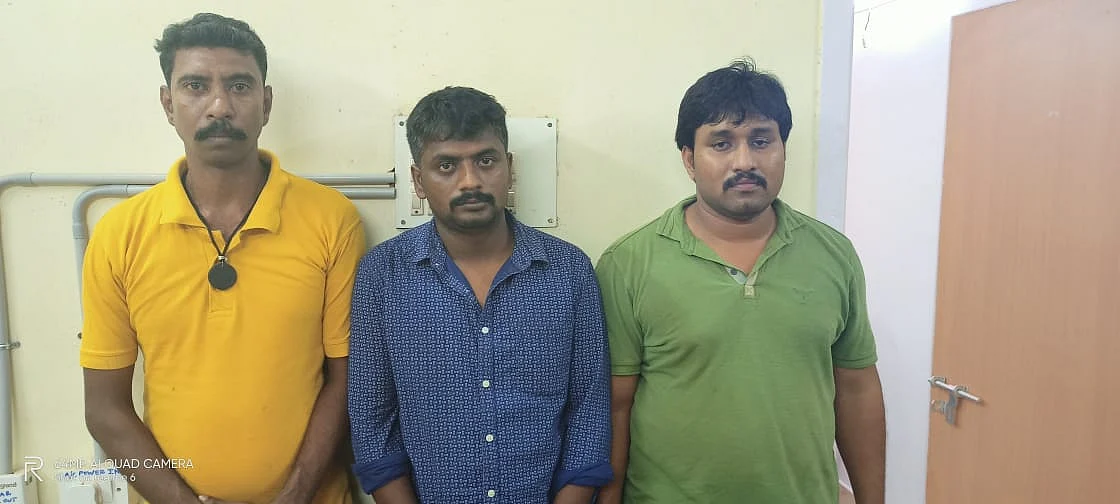 கைது செய்யப்பட்ட சந்துருஜி (வலது ஓரம்)