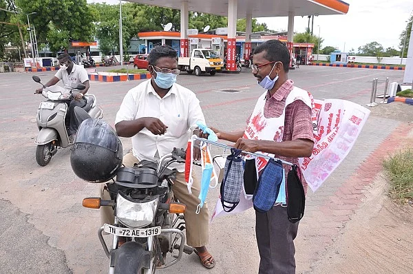 சாலையில் முகக்கவசம் விற்பனை