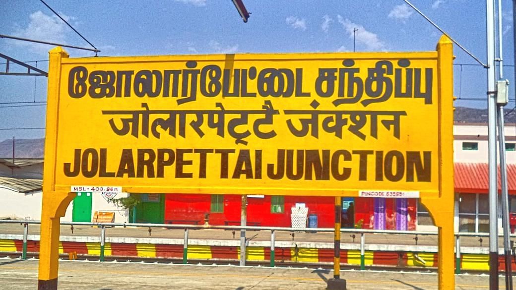 ஜோலார்பேட்டை:`நாங்க மதுரை, தேனிக்காரங்க சார்' -ஆந்திராவுக்கு துரத்தப்பட்ட  தமிழர்கள் |Jolarpet Railway Police who sent Tamil peoples ​​to Andhra  Pradesh who came in special train ...