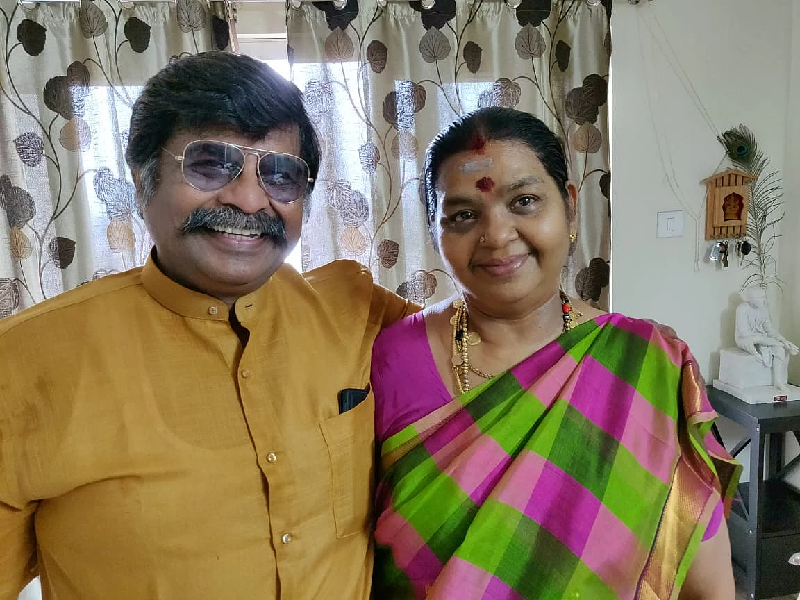 கஜராஜ் மனைவியுடன்