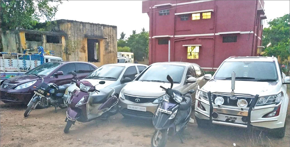 கைப்பற்றப்பட்ட வாகனங்கள்...