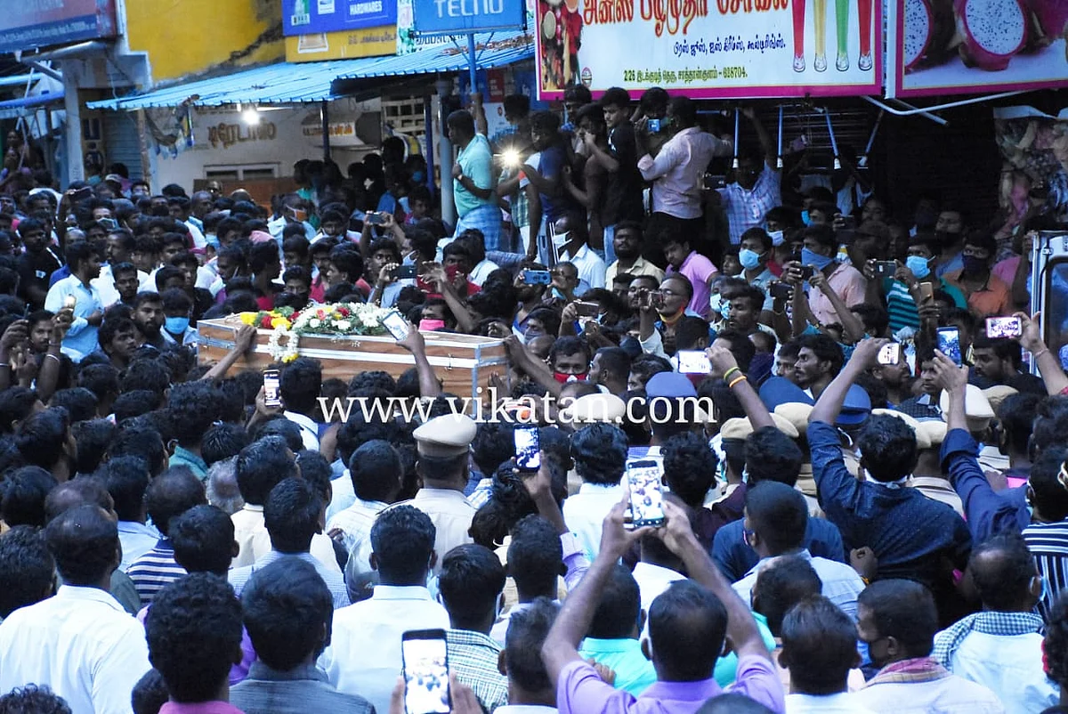 செல்போன் கடைக்கு எடுத்துச் செல்லப்பட்ட உடல்கள்