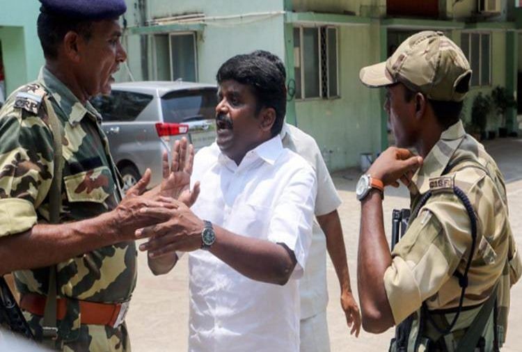 விஜயபாஸ்கர் வீட்டில் ரெய்டு...