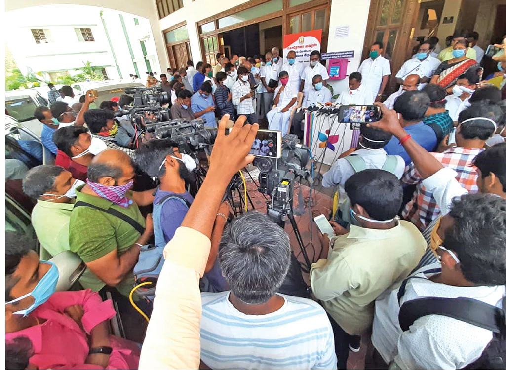 வேலுமணி செய்தியாளர் சந்திப்பின்போது...