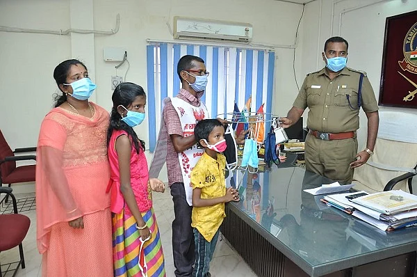 முகக்கவசம் வாங்கும் காவல்துறை துணை ஆணையர் சரவணன்